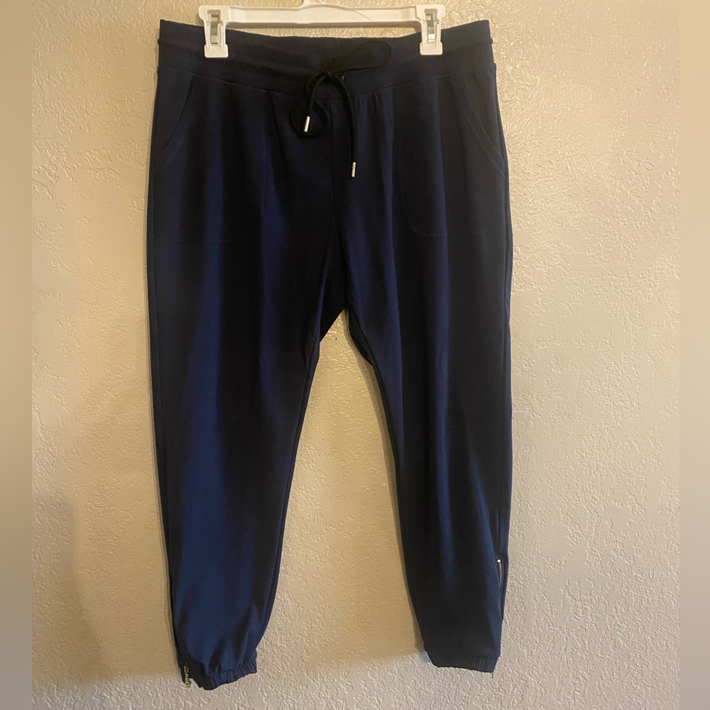 Zyia Navy Peak Zipper Jogger Short, Size Large